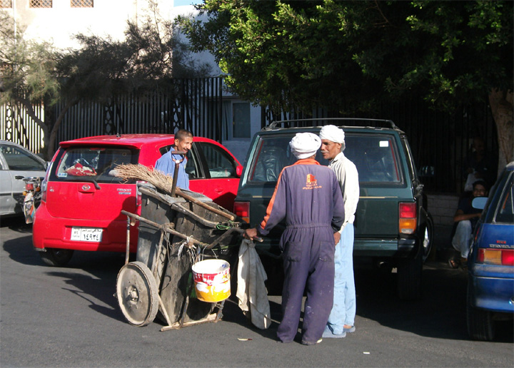 Хургада, уличный уборщик